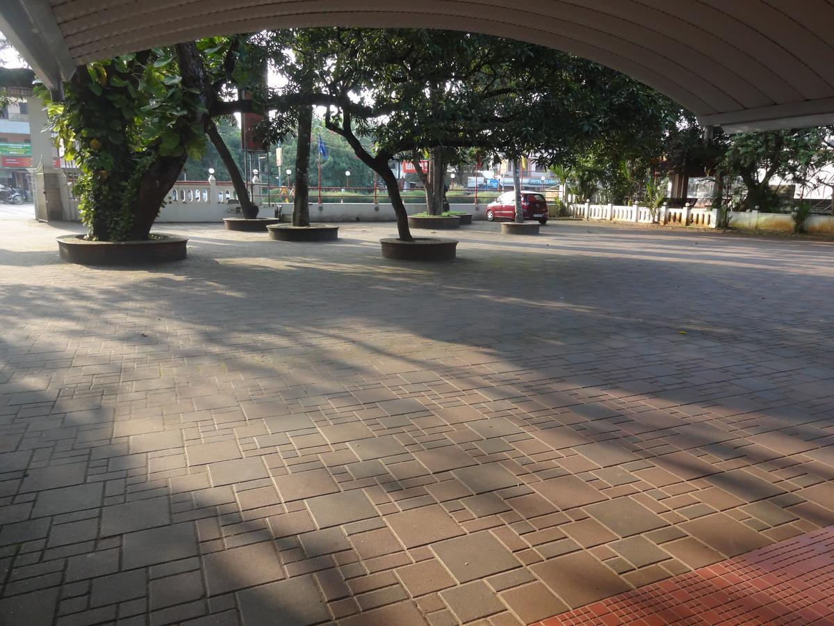 Hotel Mithila Eramalloor ภายนอก รูปภาพ